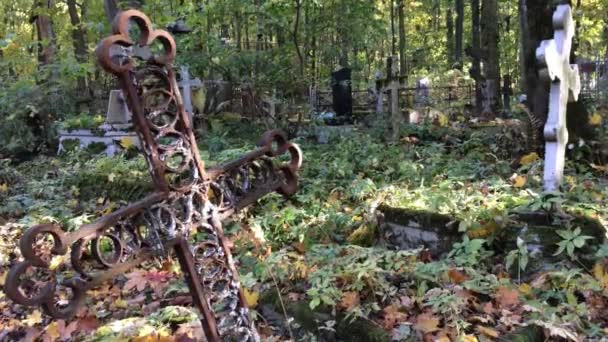 Oude grafstenen op kerkhof — Stockvideo