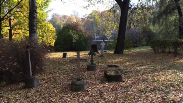 Staré Náhrobní Kameny Hřbitově Podzim — Stock video