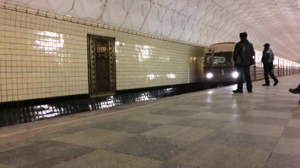 Arrivée et départ des trains de métro — Video