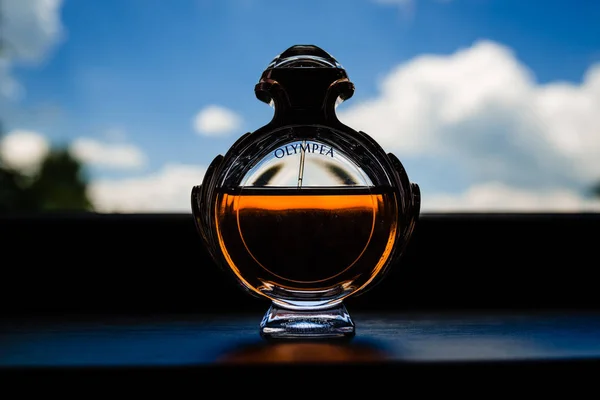 Paco Rabanne Olympea parfümü, arka planda gökyüzü, 2019, Romanya