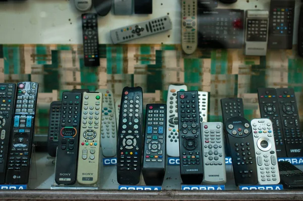 Bir mağazanın vitrininde eski uzaktan kumanda