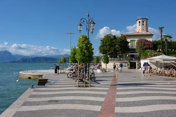 Przy Promenadzie Lazise Nad Brzegiem Jeziora Garda — Zdjęcie stockowe