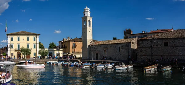 Mały Port Kościół San Nicolo Lazise Wieś Nad Jeziorem Garda — Zdjęcie stockowe
