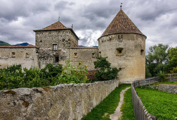 Vinschgau Glurns 村的中世纪城墙和城门 — 图库照片