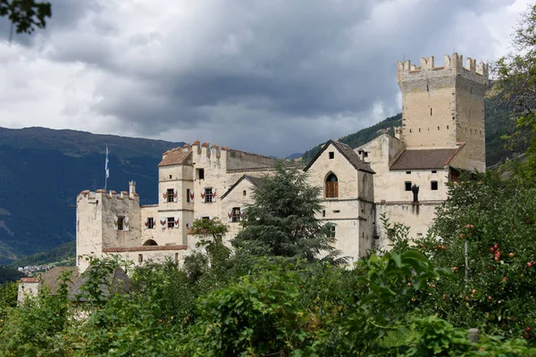 Vinschgau 南チロルの Schluderns 村のクールブルグ中世城 — ストック写真