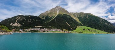 Reschensee ortam, South Tyrol içinde kıyısında