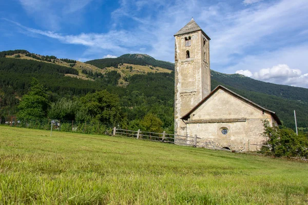 Starożytny Kościół Alpejskiej Miejscowości Mals Vinschgau Południowy Tyrol — Zdjęcie stockowe