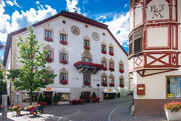 Starobylé Paláce Centru Alpské Obce Mals Vinschgau Jižní Tyrolsko — Stock fotografie