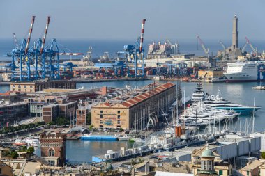 Cenova bağlantı noktası ve Spianata Castelletto görülen Lanterna,