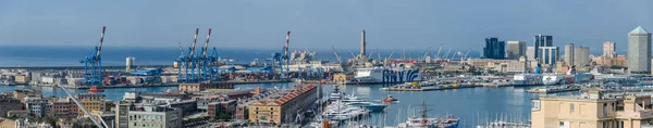 Spianata Castelletto 看到的热那亚和登那的港口 — 图库照片