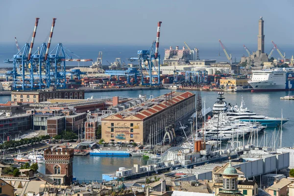 ジェノヴァの港と Spianata カステッレットから見た ランテルナ — ストック写真