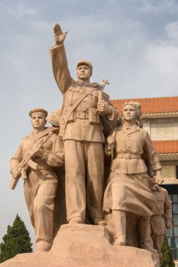 Komünist insanların Tienanmen Meydanı, Beijing Mao Türbesi önünde temsil eden heykel