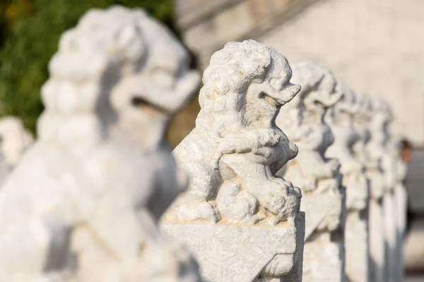北京颐和园昆明湖上的 拱边缘上的白色大理石雕像 — 图库照片