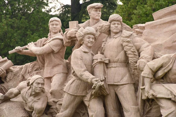 天安門広場 北京で毛沢東の廟の前共産主義の人々 を象徴する女性像 ロイヤリティフリーのストック写真
