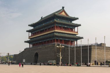 Pekin'de Tiananmen Meydanı'nın Güney tarafında kapı
