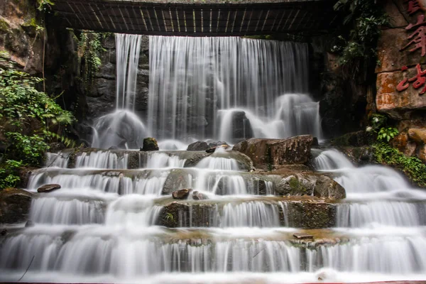 Cascade Artificielle Dans Région Pittoresque Lac Baofeng Près Zhangjiajie — Photo