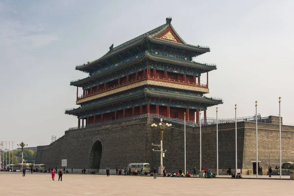 Pekin'de Tiananmen Meydanı'nın Güney tarafında kapı