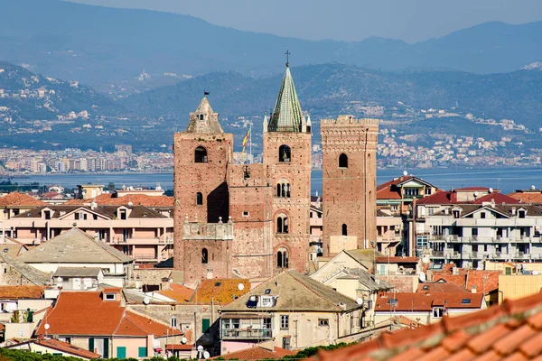 Albengan vanhan kaupungin tornit — kuvapankkivalokuva