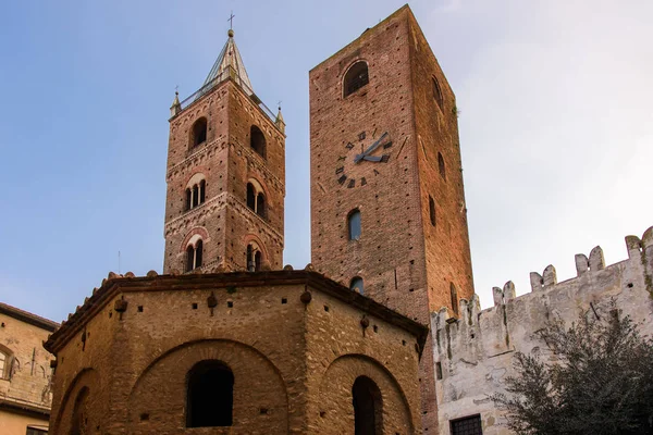 Tornyok a középkori falu Albenga — Stock Fotó