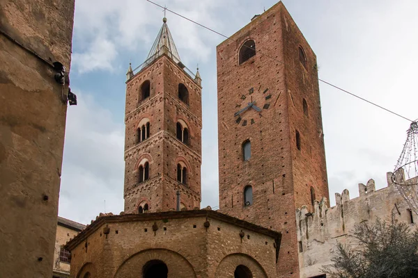 Torres na vila medieval de Albenga — Fotografia de Stock