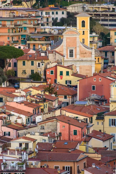 Kostel ve staré vesnici Lerici — Stock fotografie