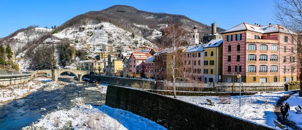 Dorp Campo Ligure onder de sneeuw — Stockfoto