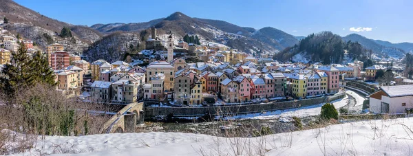 Pueblo de Campo Ligure bajo la nieve — Foto de Stock