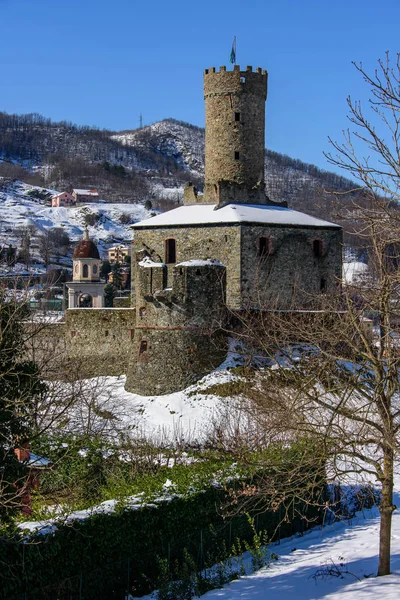 Zamek Campo Ligure pod śniegiem — Zdjęcie stockowe