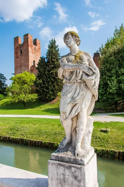 Статуя и башня в Кастельфранко Венето — стоковое фото