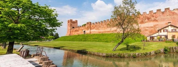 The walls of Castelfranco Veneto — Stock Photo, Image