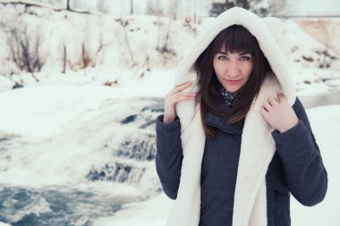 Kız kış nehir kenarında duruyor