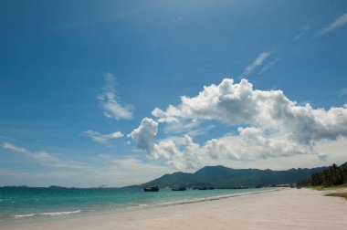 Sahilde Berrak gökyüzü