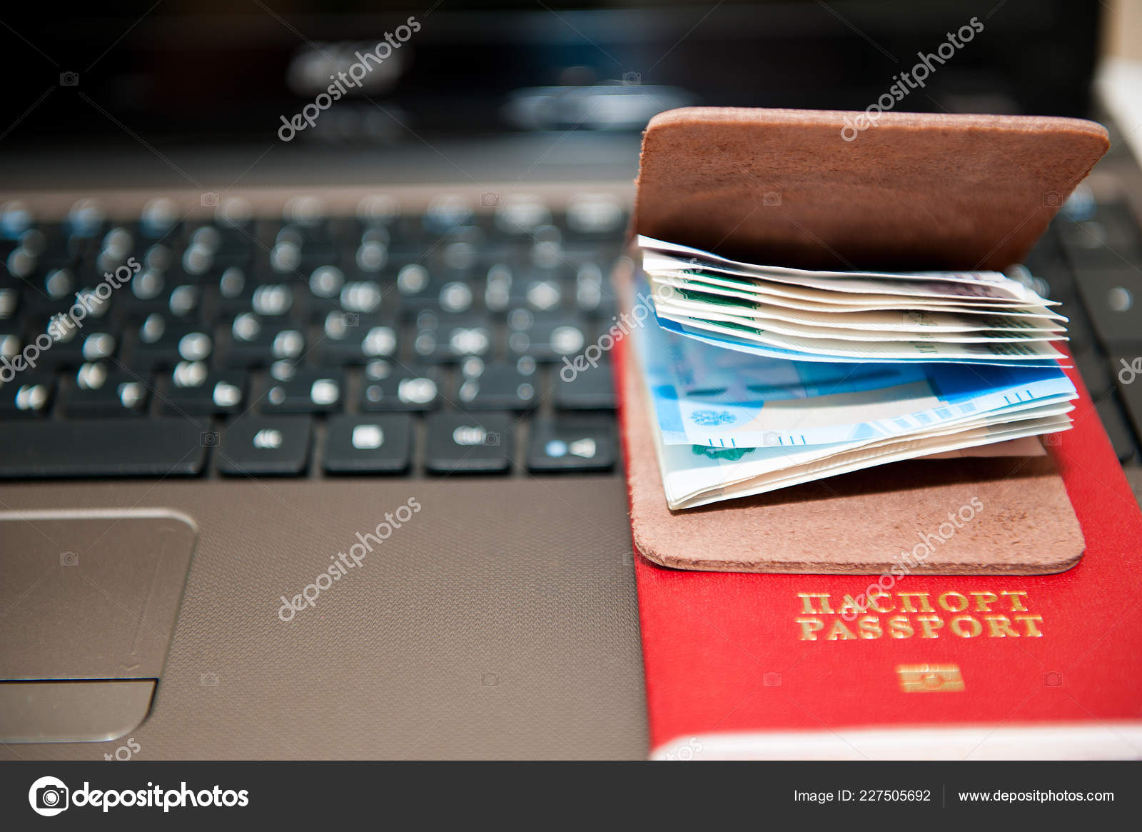 Passaporte Dinheiro Laptop Mesa Madeira Passaporte Russo.