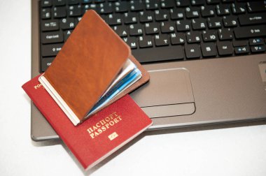 Pasaport, para ve ahşap masa üstünde laptop. Rus pasaportu. Seyahat için hazırlanıyor
