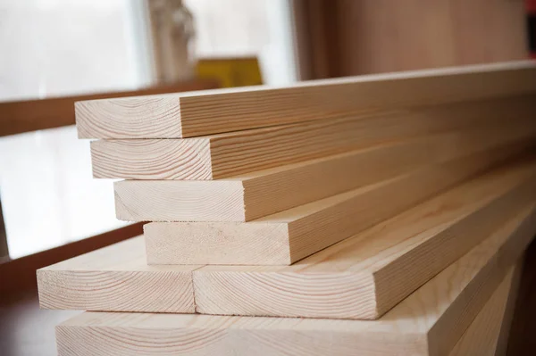 Montón de tableros de madera, paneles de madera. Tableros de madera. Madera en stock . — Foto de Stock