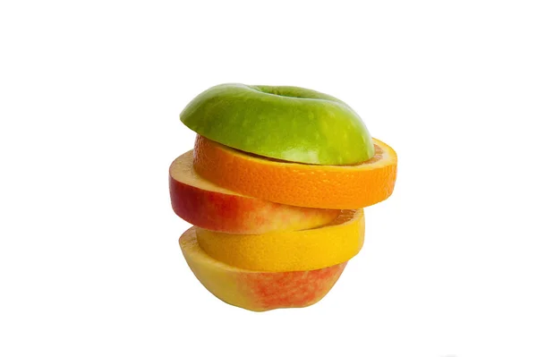 Vários tipos de fatias de frutas empilhadas com respingo, conceito de ponche de frutas — Fotografia de Stock