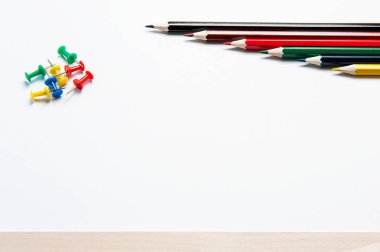 Beyaz arka planda renkli kalemler ve ahşap cetvel ve Kırtasiye. Birkaç rasikananda