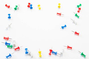 Beyaz arka planda Kırtasiye. Çok renkli kağıt düğmeleri.