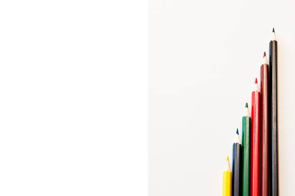 Цветные карандаши на белом фоне. Несколько разных карандашей . — стоковое фото