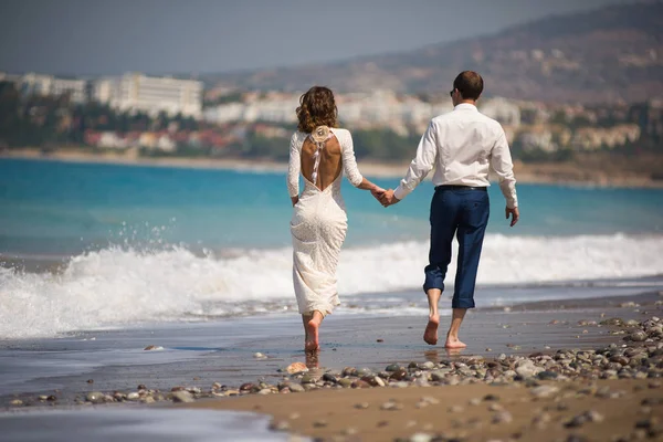 男と女が海岸を歩いていて. — ストック写真