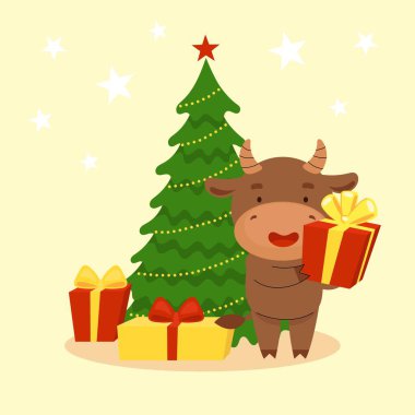 Noel ağacının yanında elinde hediyeyle duran şirin bir boğa. - Mutlu yıllar. Çin yeni yıl sembolü. Noel kartı. 2021 yılı. Düz vektör karikatür çizimi beyaz arkaplanda izole edildi