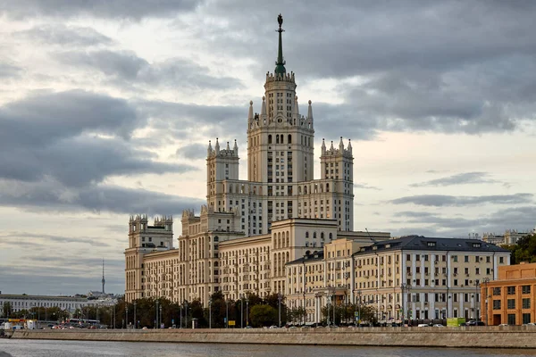 Moskwa Rosja - 11 września 2020: Najbardziej znany budynek mieszkalny — Zdjęcie stockowe