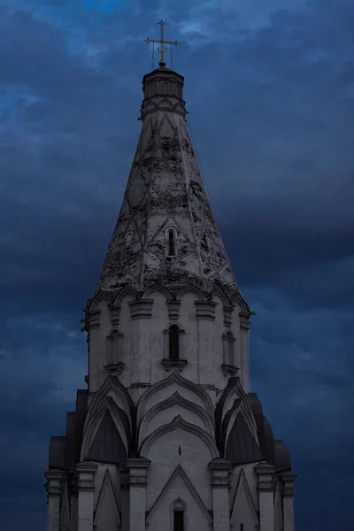 Russie, Moscou - 5 septembre 2020 : Dôme de l'église de Voznesenia Gospodnya, 1532 bâtiments — Photo