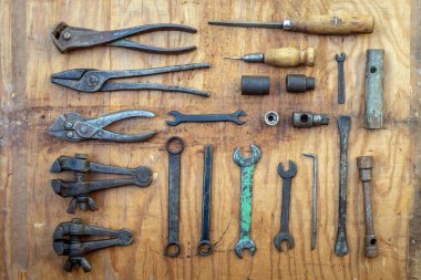 ahşap arka plan aşınmış eski araçlar