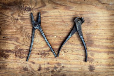 Ahşap arka plan üzerinde eski araçları ile mektup.