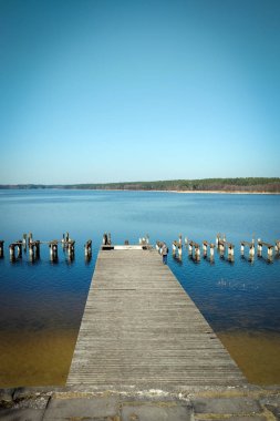 Yaz aylarında göl manzara. Mavi gökyüzü.