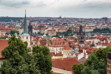 Prague, Çek Cumhuriyeti - 11 Temmuz 2014: panoramik Prag üzerinden Prag Kalesi Hradczany, Çek Cumhuriyeti