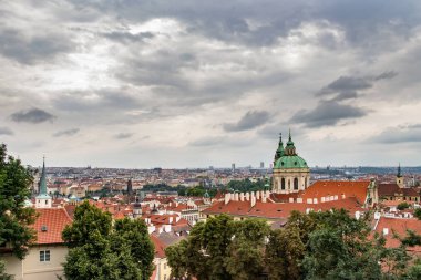 Prague, Çek Cumhuriyeti - 11 Temmuz 2014: panoramik Prag üzerinden Prag Kalesi Hradczany, Çek Cumhuriyeti