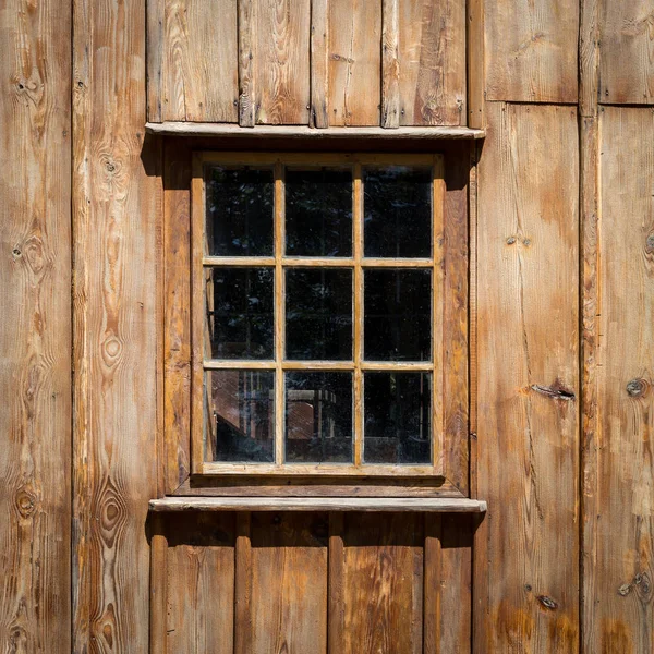 旧木屋旧窗 木墙背景 — 图库照片