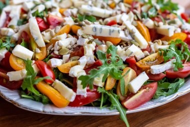 Salata Domates, mavi peynir, roka ve ayçiçeği tohumu.